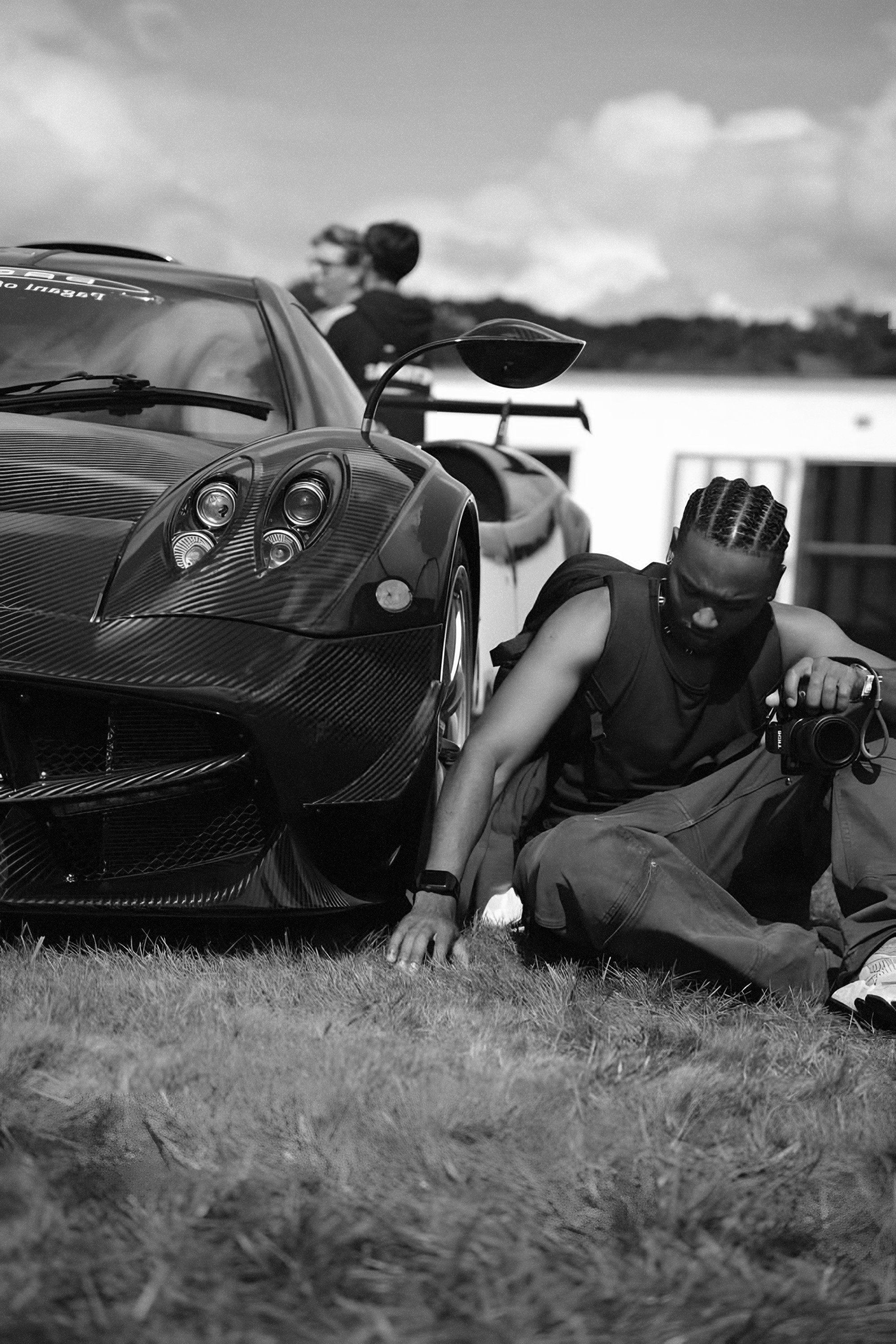 Edwin De La Rosa photographing a car